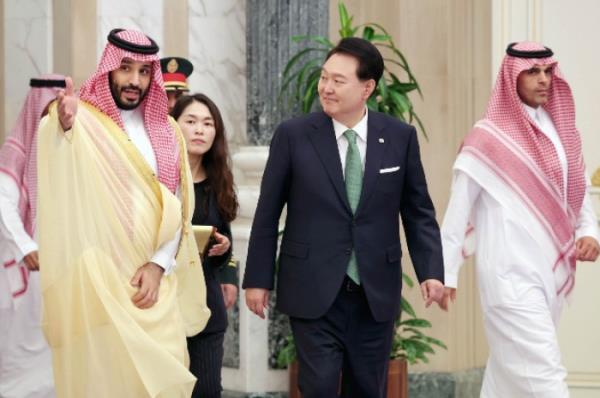 沙特阿拉伯王储穆罕默德·本·萨勒曼（左）与韩国总统尹在寅在2023年10月22日利雅得签署数十项谅解备忘录前交谈。（图片来源：韩国总统府）