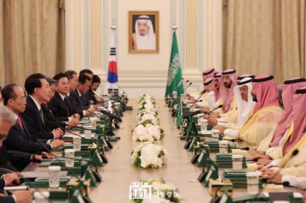 韩国总统尹在寅与沙特阿拉伯王储穆罕默德·本·萨勒曼在2023年10月22日利雅得举行的签字仪式前进行峰会。（图片来源：韩国总统府）